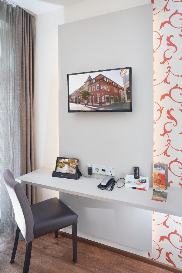 Stadthotel Engel Эттлинген Экстерьер фото
