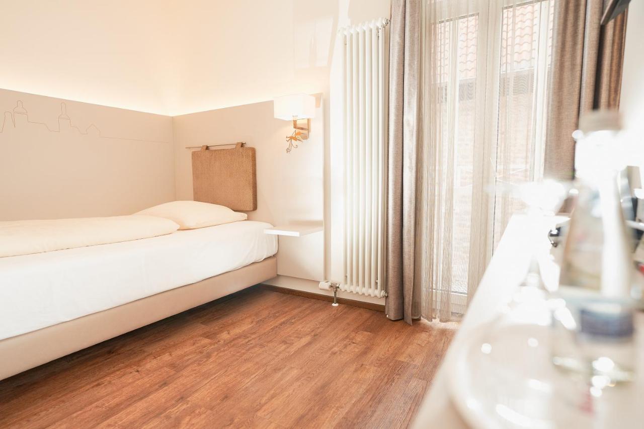 Stadthotel Engel Эттлинген Экстерьер фото