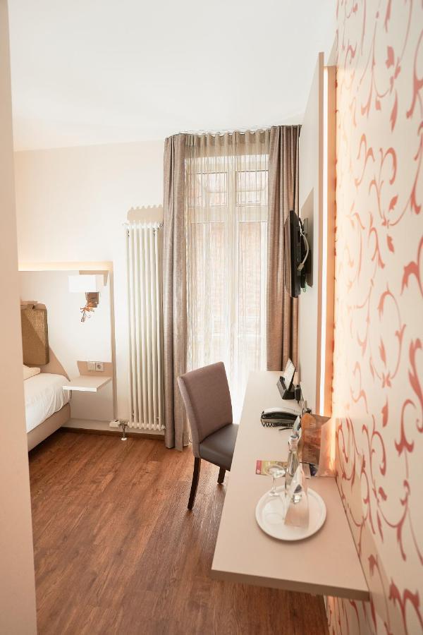 Stadthotel Engel Эттлинген Экстерьер фото