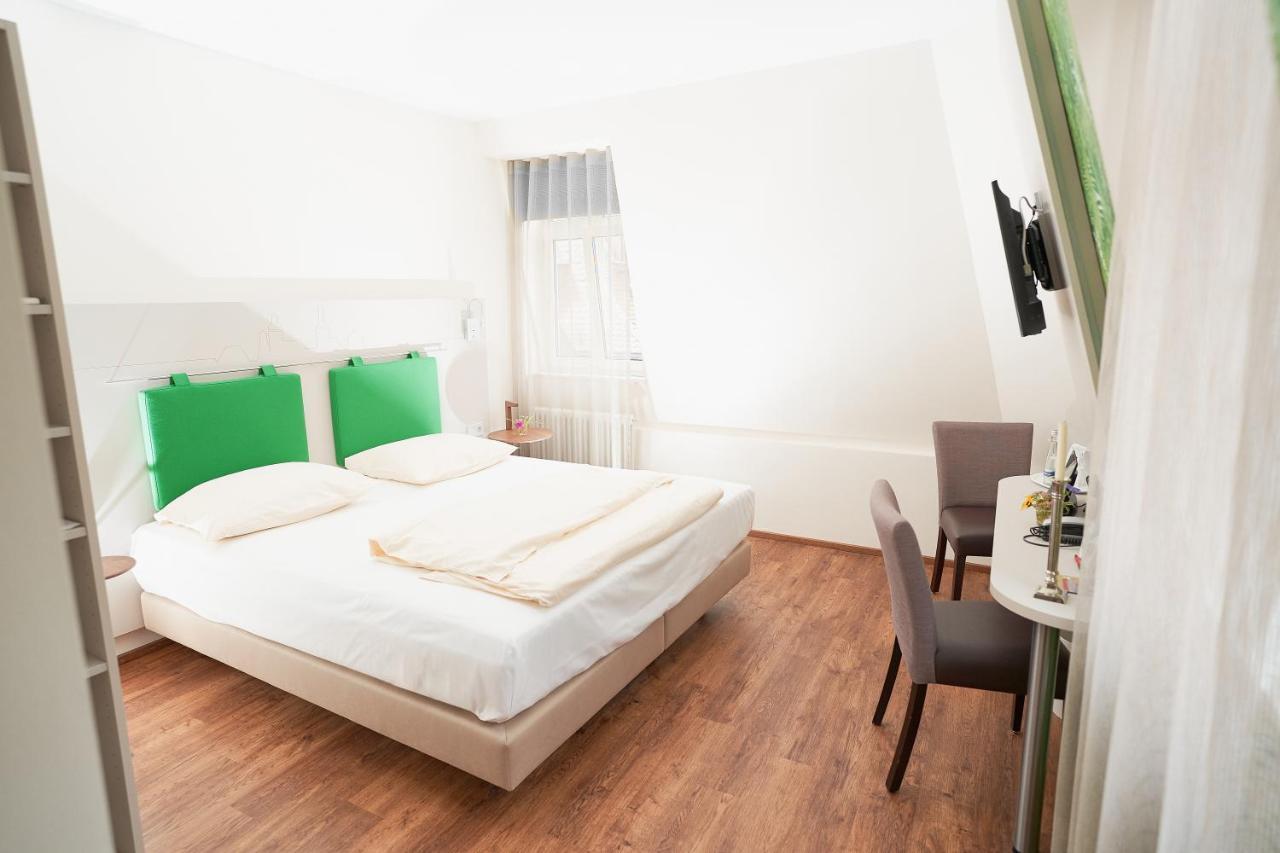 Stadthotel Engel Эттлинген Экстерьер фото