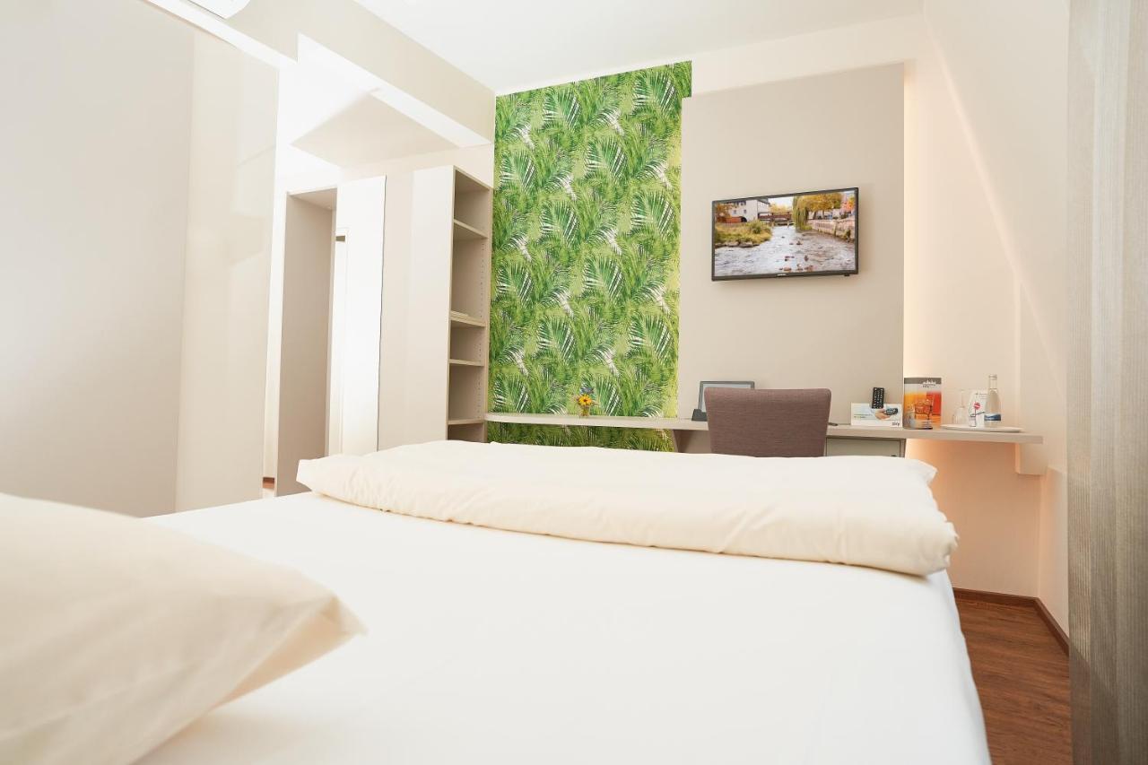 Stadthotel Engel Эттлинген Экстерьер фото