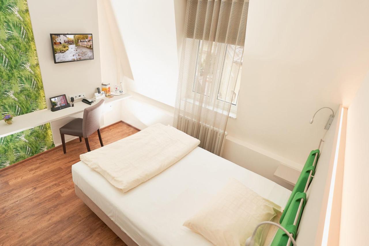 Stadthotel Engel Эттлинген Экстерьер фото