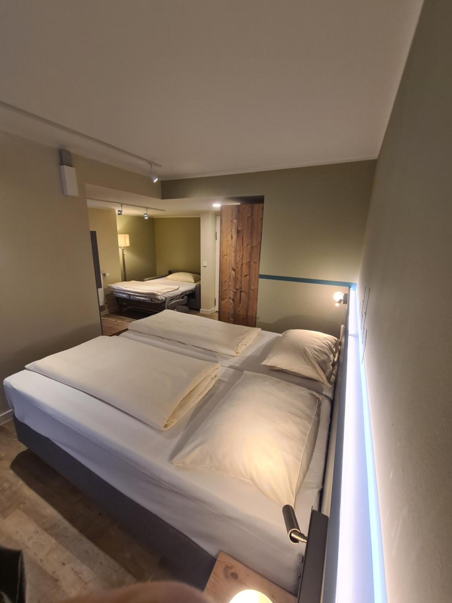 Stadthotel Engel Эттлинген Экстерьер фото