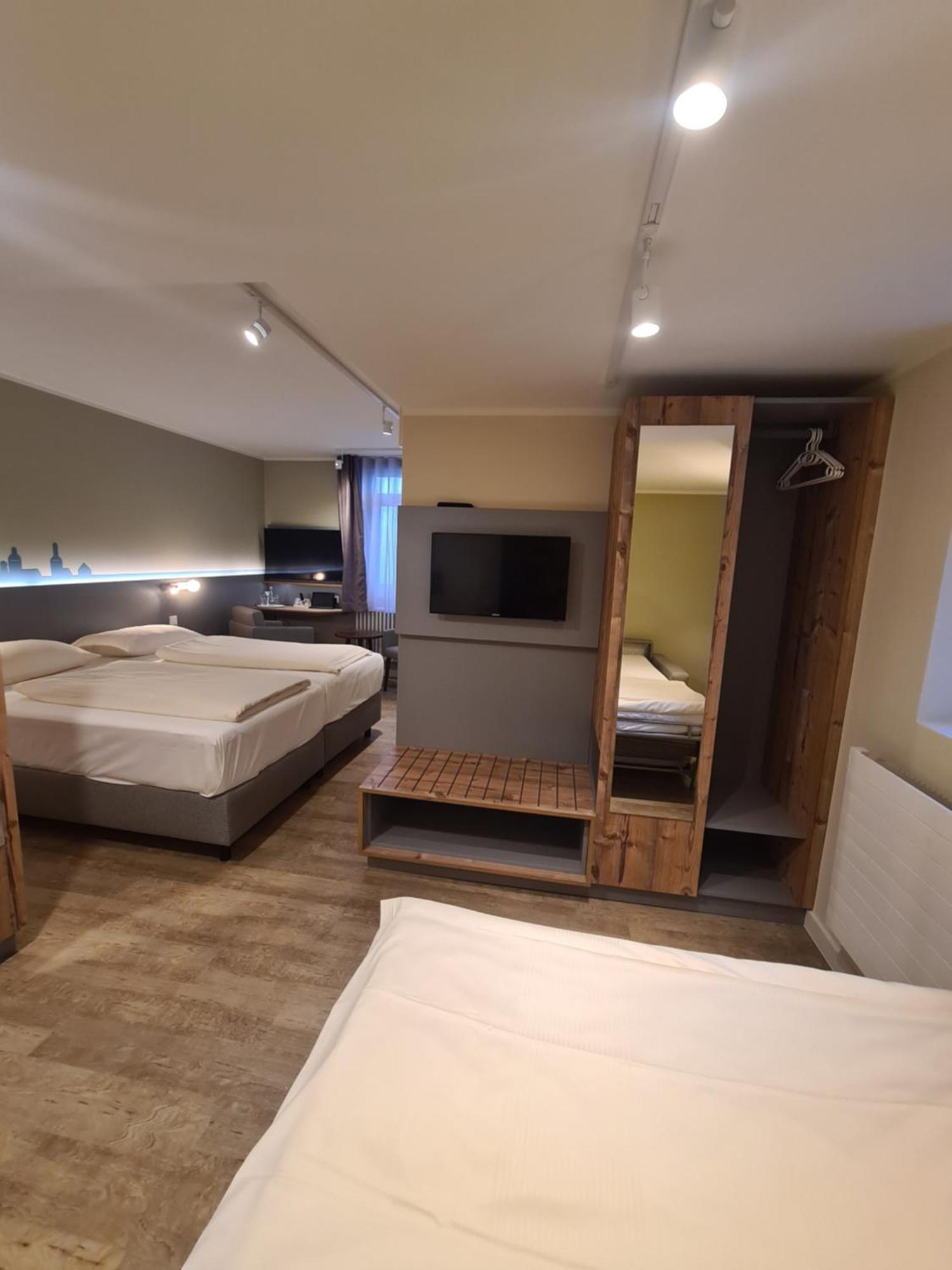 Stadthotel Engel Эттлинген Экстерьер фото