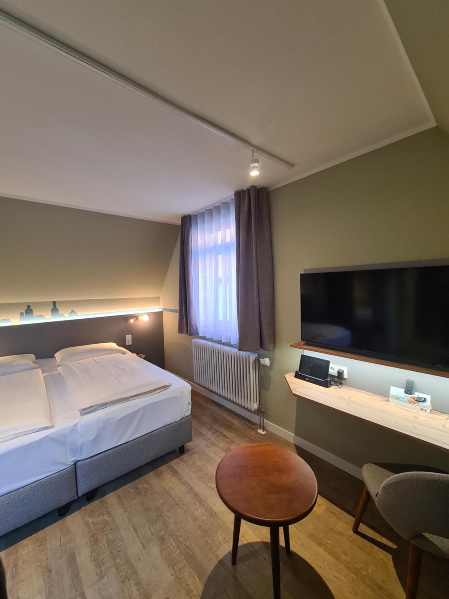 Stadthotel Engel Эттлинген Экстерьер фото