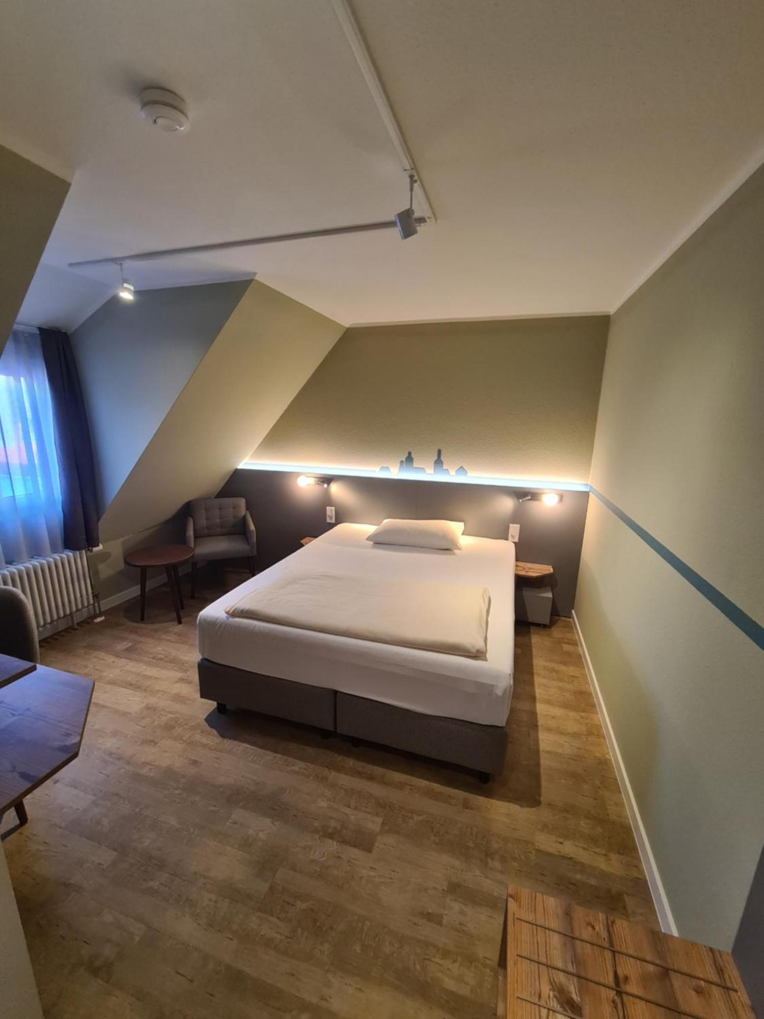Stadthotel Engel Эттлинген Экстерьер фото