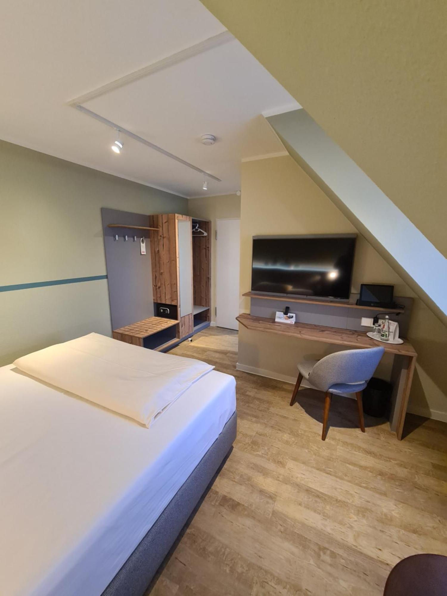 Stadthotel Engel Эттлинген Экстерьер фото