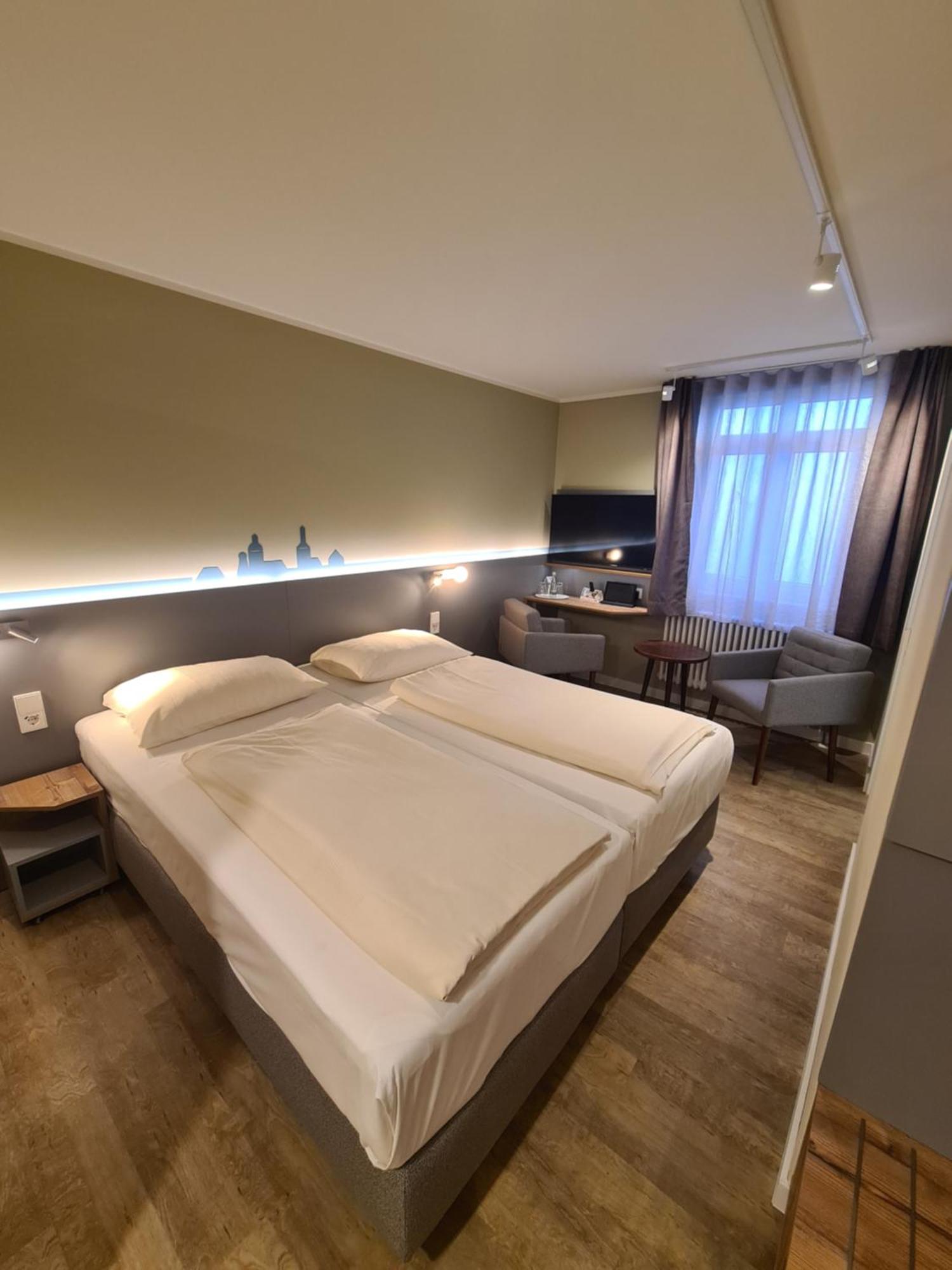Stadthotel Engel Эттлинген Экстерьер фото