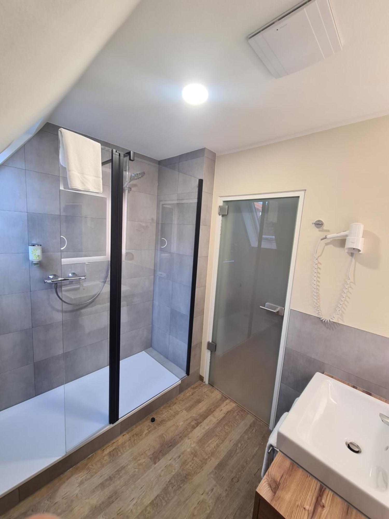 Stadthotel Engel Эттлинген Экстерьер фото