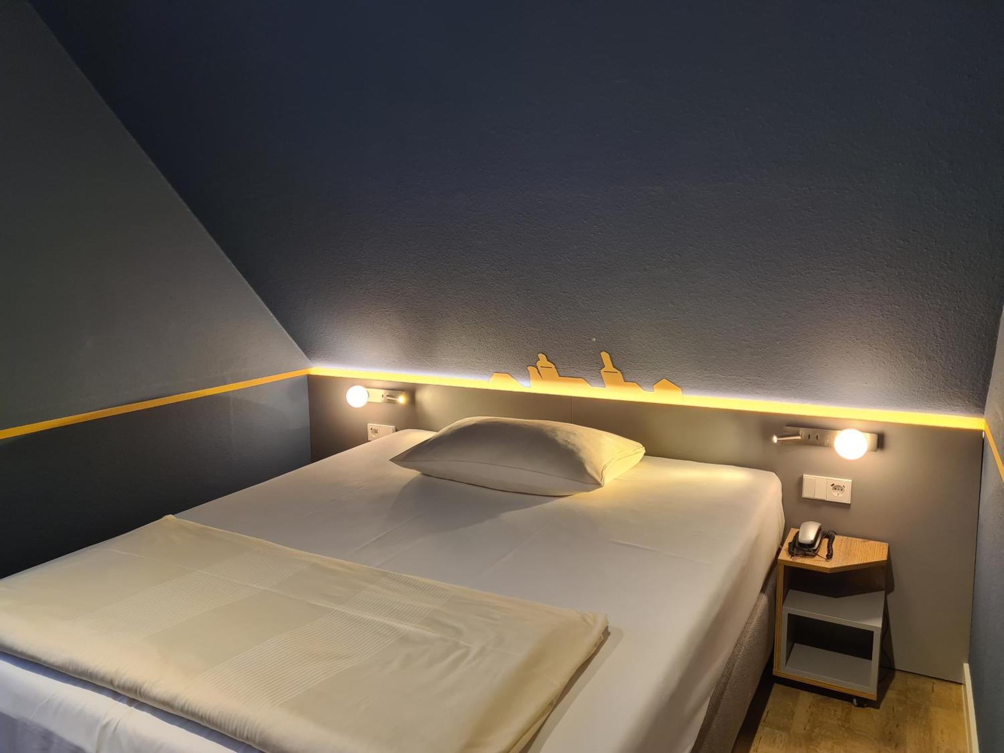 Stadthotel Engel Эттлинген Экстерьер фото