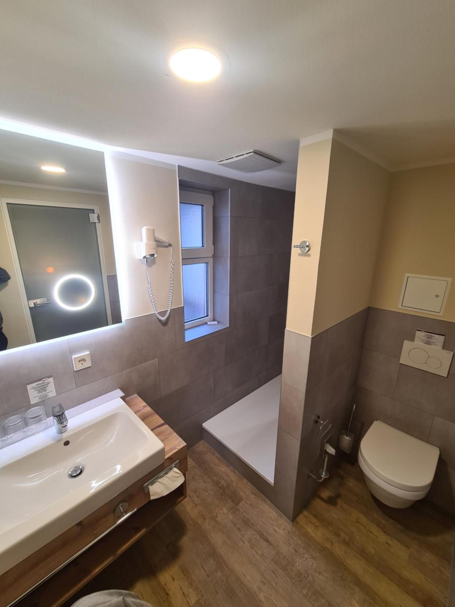 Stadthotel Engel Эттлинген Экстерьер фото
