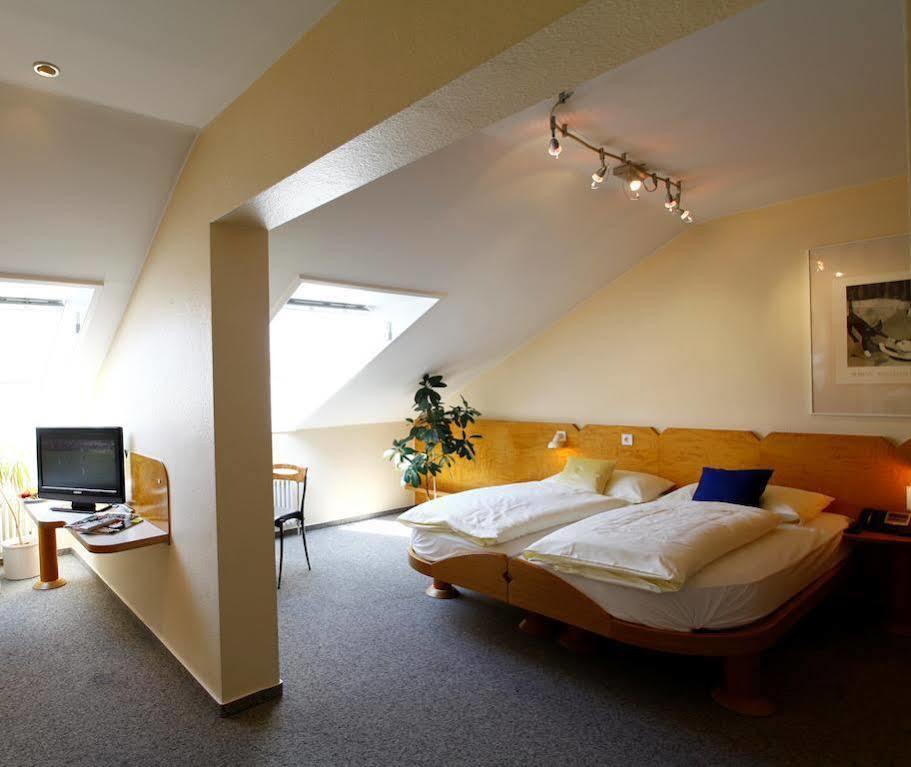 Stadthotel Engel Эттлинген Экстерьер фото