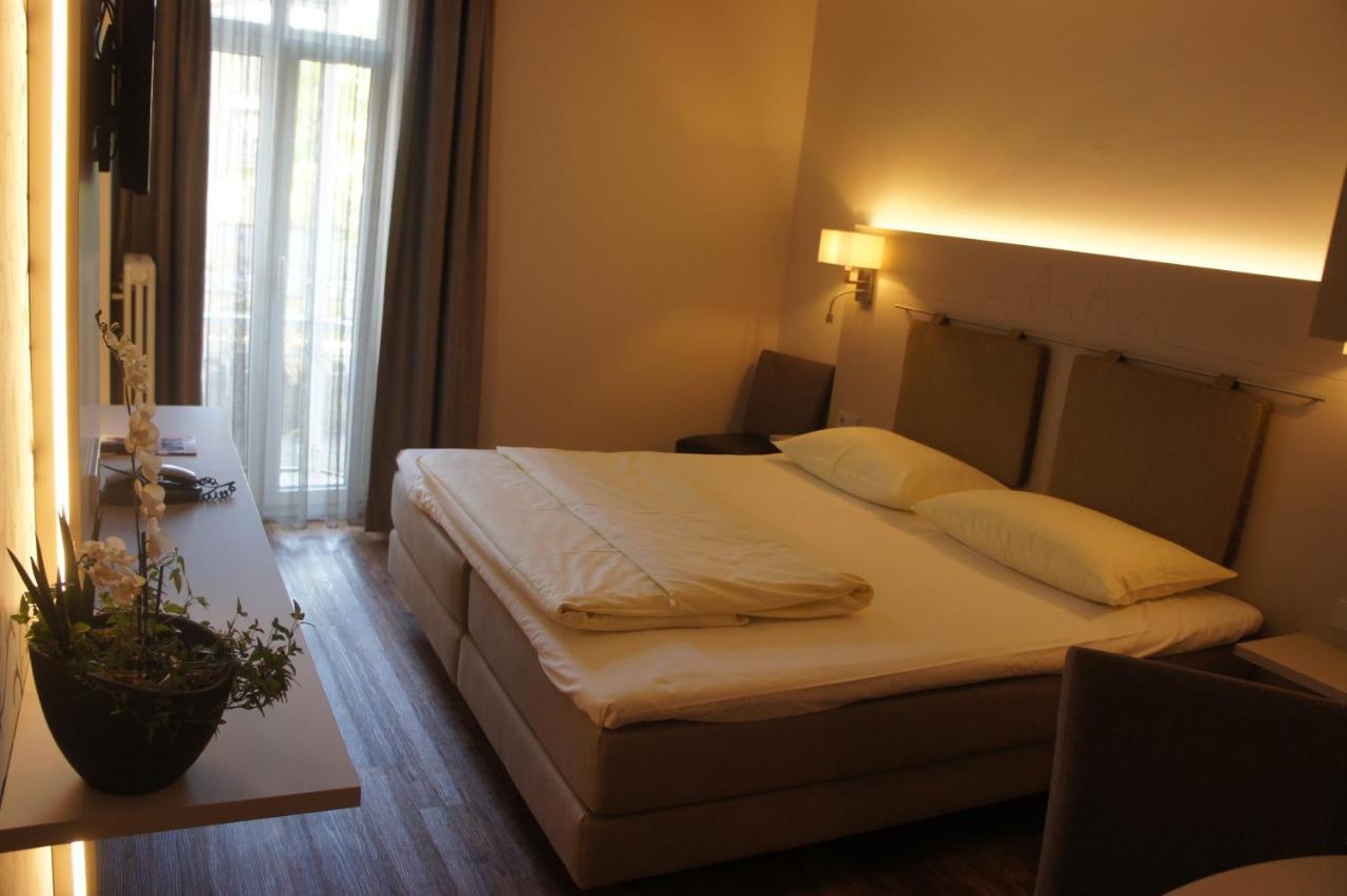 Stadthotel Engel Эттлинген Экстерьер фото
