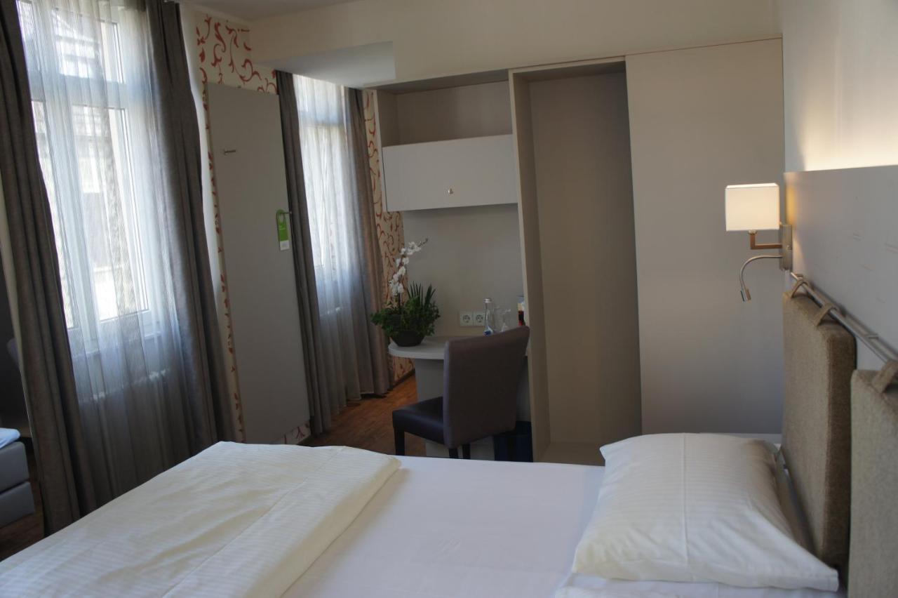 Stadthotel Engel Эттлинген Экстерьер фото