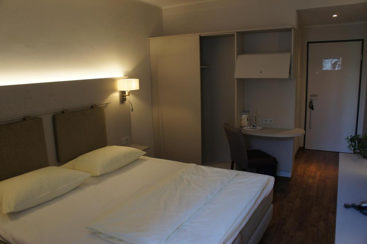 Stadthotel Engel Эттлинген Экстерьер фото