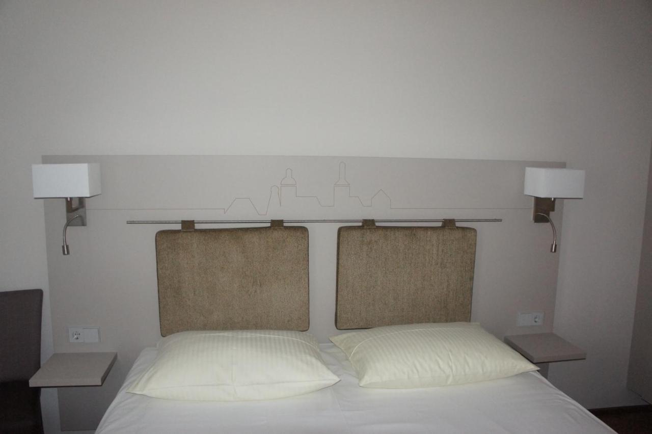 Stadthotel Engel Эттлинген Экстерьер фото