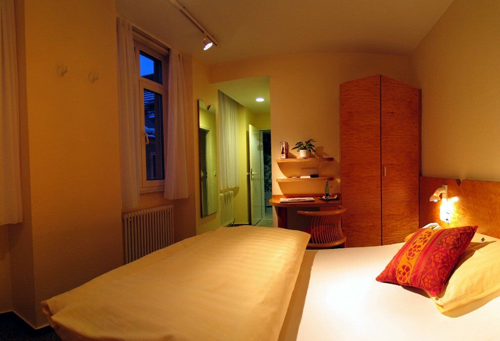 Stadthotel Engel Эттлинген Экстерьер фото